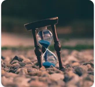 Imagem de uma ampuleta, representando o tempo