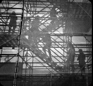 imagem de trabalhadores ao fundo